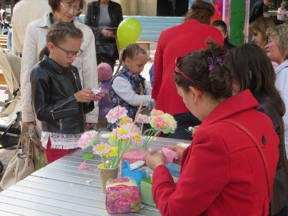 Вистава просто неба і розваги для дітей: 25 фото з Дня матері у Хмельницькому, фото №22 на сайті vsim.ua