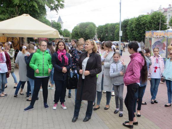 Вистава просто неба і розваги для дітей: 25 фото з Дня матері у Хмельницькому, фото №18 на сайті vsim.ua