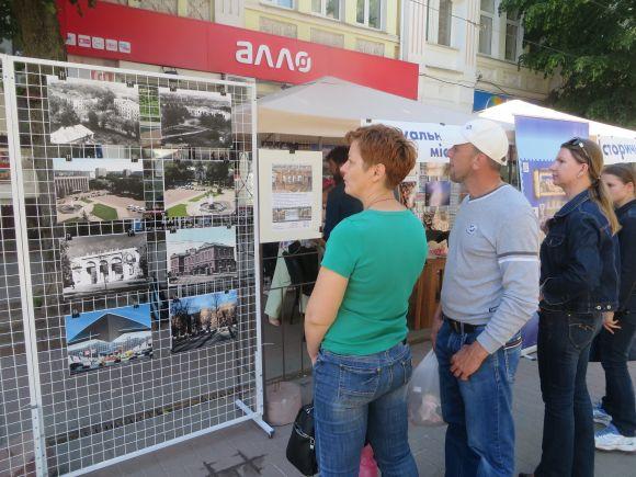 "Живі" скульптури і новий путівник: як у Хмельницькому відкривали туристичний сезон, фото №1 на сайті vsim.ua