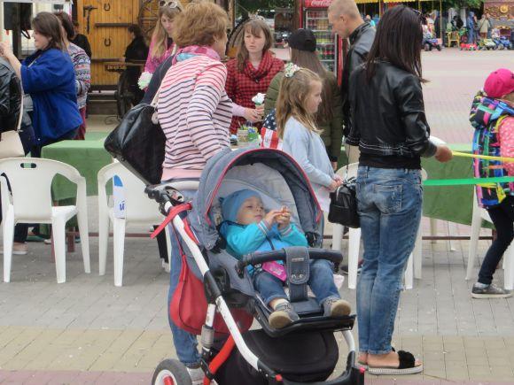 Вистава просто неба і розваги для дітей: 25 фото з Дня матері у Хмельницькому, фото №23 на сайті vsim.ua