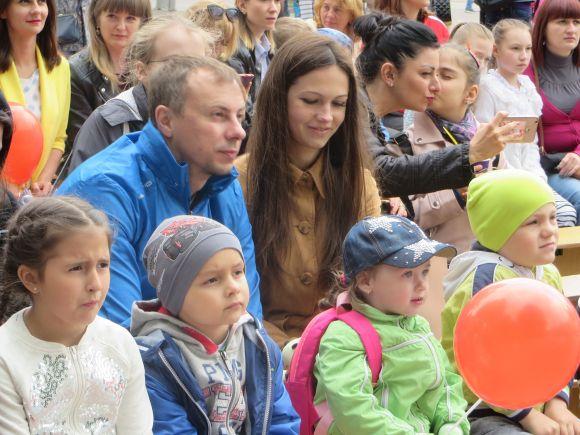 Вистава просто неба і розваги для дітей: 25 фото з Дня матері у Хмельницькому, фото №14 на сайті vsim.ua
