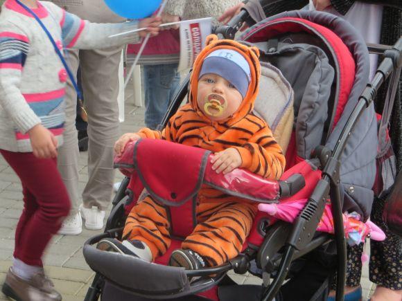 Вистава просто неба і розваги для дітей: 25 фото з Дня матері у Хмельницькому, фото №10 на сайті vsim.ua