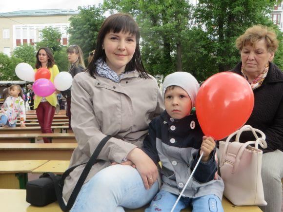 Вистава просто неба і розваги для дітей: 25 фото з Дня матері у Хмельницькому, фото №2 на сайті vsim.ua