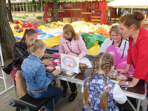 Вистава просто неба і розваги для дітей: 25 фото з Дня матері у Хмельницькому, фото №21 на сайті vsim.ua