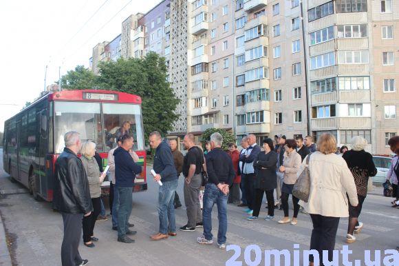 Новини Тернополя - фото з Мешканці "Аляски" перекривали дорогу. Без конфліктів не обійшлося Мешканці "Аляски" перекривали дорогу. Без конфліктів не обійшлося, фото №1 на сайті 20minut.ua