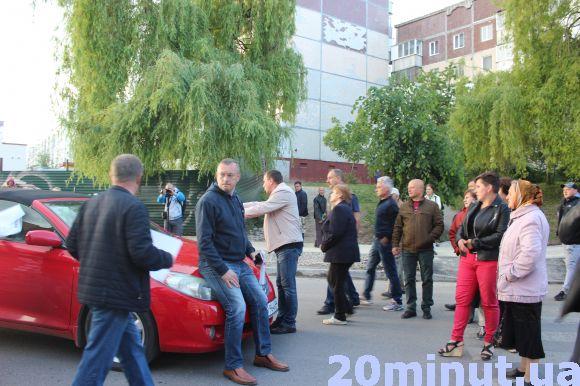 Новини Тернополя - фото з Мешканці "Аляски" перекривали дорогу. Без конфліктів не обійшлося Мешканці "Аляски" перекривали дорогу. Без конфліктів не обійшлося, фото №5 на сайті 20minut.ua