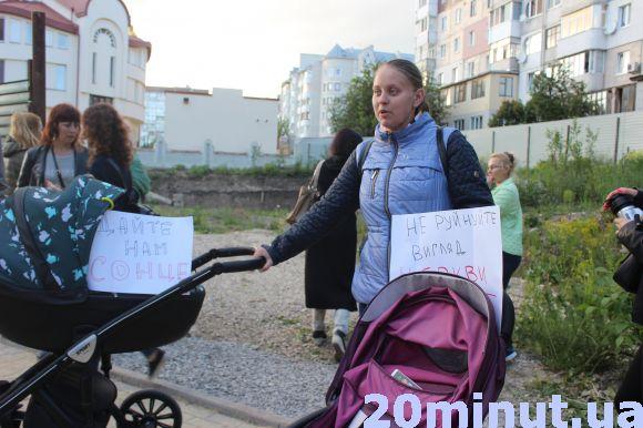 Новини Тернополя - фото з Мешканці "Аляски" перекривали дорогу. Без конфліктів не обійшлося Мешканці "Аляски" перекривали дорогу. Без конфліктів не обійшлося, фото №6 на сайті 20minut.ua