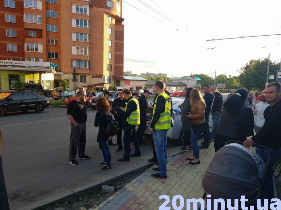 Новини Тернополя - фото з Мешканці "Аляски" перекривали дорогу. Без конфліктів не обійшлося Мешканці "Аляски" перекривали дорогу. Без конфліктів не обійшлося, фото №7 на сайті 20minut.ua