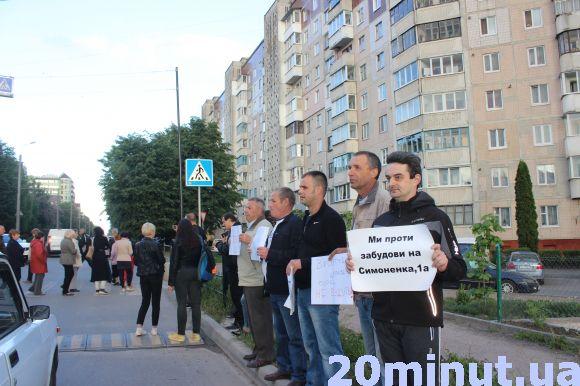 Новини Тернополя - фото з Мешканці "Аляски" перекривали дорогу. Без конфліктів не обійшлося Мешканці "Аляски" перекривали дорогу. Без конфліктів не обійшлося, фото №4 на сайті 20minut.ua