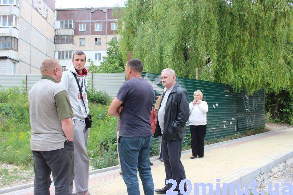 Мешканці Симоненка блокують будівництво багатоповерхівки поряд з церквою, фото №1 на сайті 20minut.ua