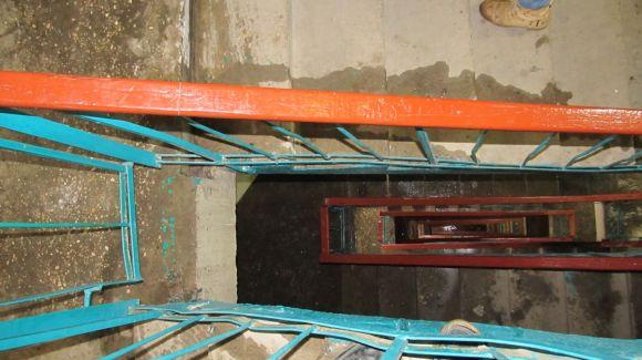 У багатоповерхівці на Крошні вода тече прямісінько по електрощитках, фото №1 на сайті 20minut.ua