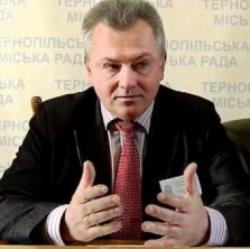 Новини Тернополя - фото з Величезний пеньок посеред тротуару люди змушені обходити дорогою. Забрати перешкоду неможливо, кажуть комунальники Величезний пеньок посеред тротуару люди змушені обходити дорогою. Забрати перешкоду неможливо, кажуть комунальники, фото №1 на сайті 20minut.ua