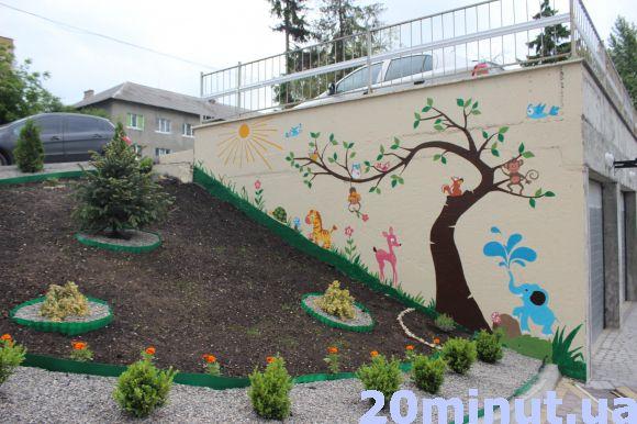 Мешканці Золотогірської зібрали 5 тисяч гривень і прикрасили свій двір, фото №2 на сайті 20minut.ua