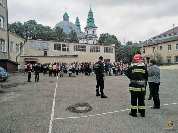 У школі №3 “розлили ртуть”: евакуювали 800 учнів та вчителів, фото №1 на сайті 20minut.ua