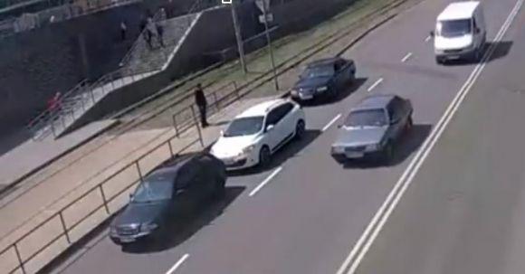 На ринку «Урожай» водій на «Шкоді» врізався у тролейбус: відео за вівторок, фото №2 на сайті 20minut.ua