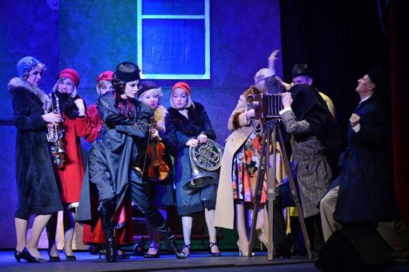 Новини Вінниці - фото з Для тех, кто любит погорячее! Винница впервые увидит мюзикл-легенду «В джазе только девушки» Для тех, кто любит погорячее! Винница впервые увидит мюзикл-легенду «В джазе только девушки», фото №5 на сайті 20minut.ua