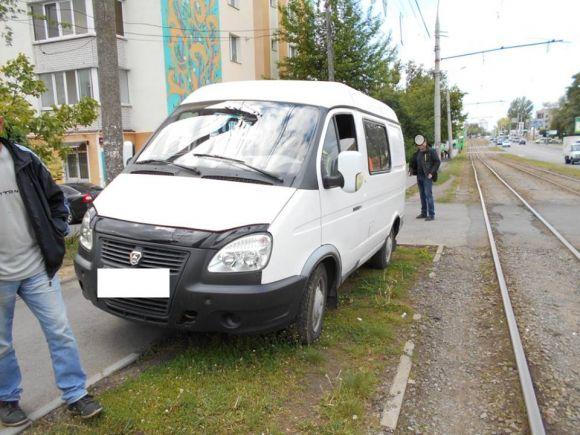 На ринку «Урожай» водій на «Шкоді» врізався у тролейбус: відео за вівторок, фото №3 на сайті 20minut.ua
