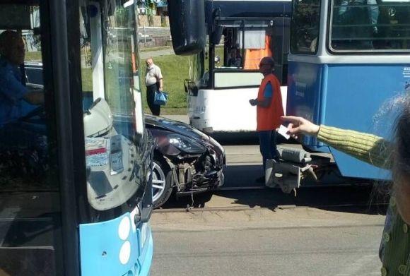 Новини Вінниці - фото з На Центральному мосту стукнулися «Porsche» і два трамваї (ОНОВЛЕНО) На Центральному мосту стукнулися «Porsche» і два трамваї (ОНОВЛЕНО), фото №4 на сайті 20minut.ua