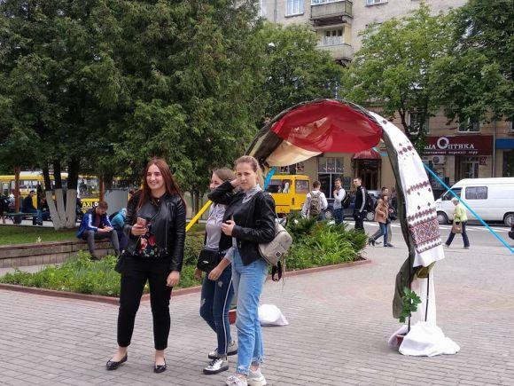 Новини Тернополя - фото з Фото дня: біля кооперативного коледжу встановили вишивану фотозону Фото дня: біля кооперативного коледжу встановили вишивану фотозону, фото №2 на сайті 20minut.ua