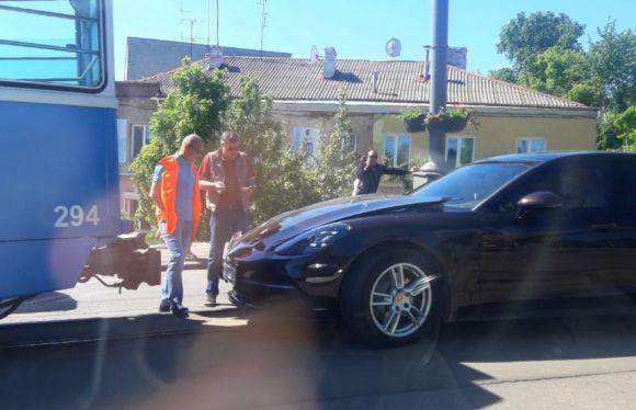 Новини Вінниці - фото з На Центральному мосту стукнулися «Porsche» і два трамваї (ОНОВЛЕНО) На Центральному мосту стукнулися «Porsche» і два трамваї (ОНОВЛЕНО), фото №2 на сайті 20minut.ua