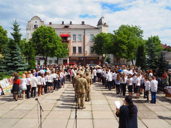 У Теребовлі 234 людини у вишиванках утворили «живий тризуб», фото №3 на сайті 20minut.ua