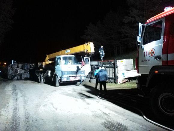 У Деражні перекинулася вантажівка та заблокувала рух на дорозі, фото №2 на сайті vsim.ua