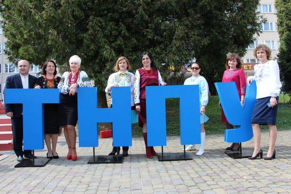 День вишиванки: тернополяни заполонили соцмережі фотографіями у національному вбранні, фото №3 на сайті 20minut.ua