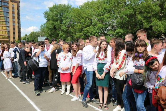 Новини Хмельницького - фото з Новий рекорд: у Хмельницькому створили найбільший "вишиванковий" тризуб Новий рекорд: у Хмельницькому створили найбільший "вишиванковий" тризуб, фото №2 на сайті vsim.ua