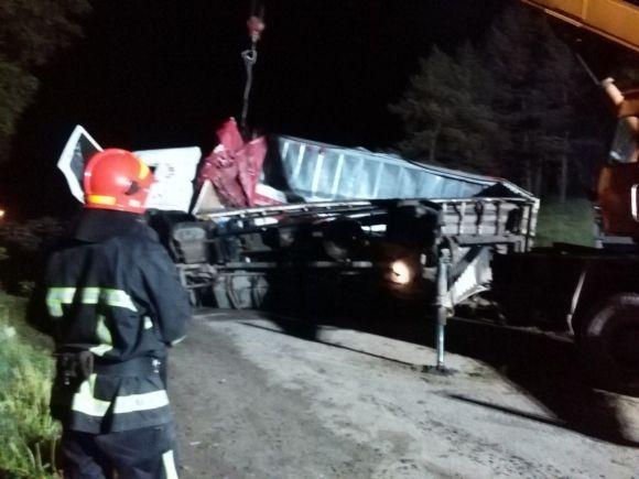 У Деражні перекинулася вантажівка та заблокувала рух на дорозі, фото №1 на сайті vsim.ua