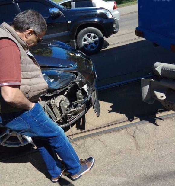 Новини Вінниці - фото з На Центральному мосту стукнулися «Porsche» і два трамваї (ОНОВЛЕНО) На Центральному мосту стукнулися «Porsche» і два трамваї (ОНОВЛЕНО), фото №3 на сайті 20minut.ua