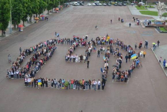 Новини Хмельницького - фото з Хмельничани у вишиванках сформували "живу" квітку Хмельничани у вишиванках сформували "живу" квітку, фото №1 на сайті vsim.ua