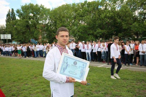 Новини Хмельницького - фото з Новий рекорд: у Хмельницькому створили найбільший "вишиванковий" тризуб Новий рекорд: у Хмельницькому створили найбільший "вишиванковий" тризуб, фото №3 на сайті vsim.ua