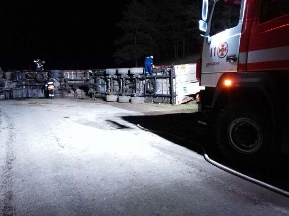 У Деражні перекинулася вантажівка та заблокувала рух на дорозі, фото №3 на сайті vsim.ua