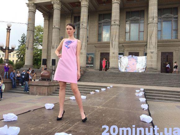 На Театральному майдані дефілювали особливі моделі, фото №2 на сайті 20minut.ua