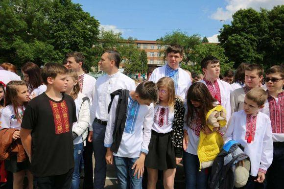 Новини Хмельницького - фото з Новий рекорд: у Хмельницькому створили найбільший "вишиванковий" тризуб Новий рекорд: у Хмельницькому створили найбільший "вишиванковий" тризуб, фото №1 на сайті vsim.ua