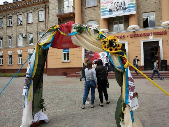 Новини Тернополя - фото з Фото дня: біля кооперативного коледжу встановили вишивану фотозону Фото дня: біля кооперативного коледжу встановили вишивану фотозону, фото №1 на сайті 20minut.ua