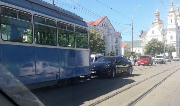 Новини Вінниці - фото з На Центральному мосту стукнулися «Porsche» і два трамваї (ОНОВЛЕНО) На Центральному мосту стукнулися «Porsche» і два трамваї (ОНОВЛЕНО), фото №1 на сайті 20minut.ua