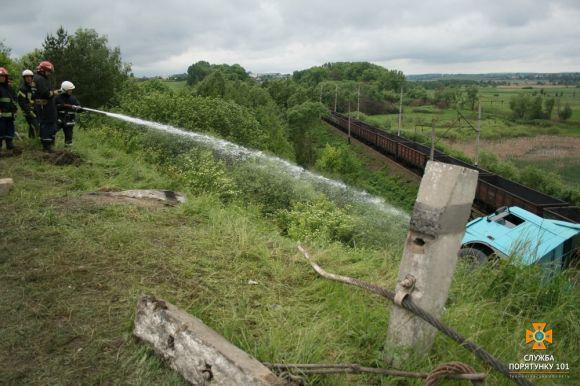 ДТП біля Глибочка:  у кювет перекинулась вантажівка DAF, фото №1 на сайті 20minut.ua