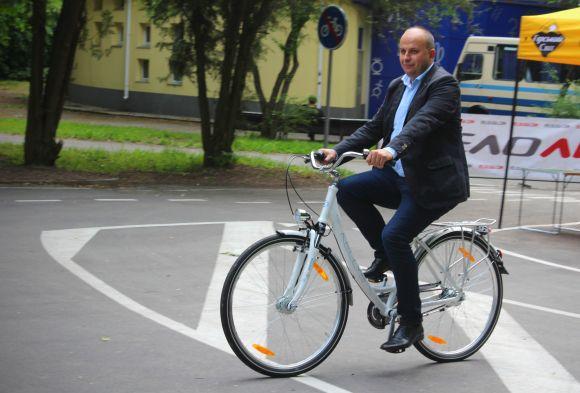 Новини Вінниці - фото з У Центральному парку презентували муніципальну велошколу для дітей У Центральному парку презентували муніципальну велошколу для дітей, фото №6 на сайті 20minut.ua