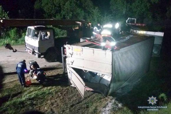 На виїзді з Деражні перекинулася вантажівка. Водій в реанімації, фото №1 на сайті vsim.ua