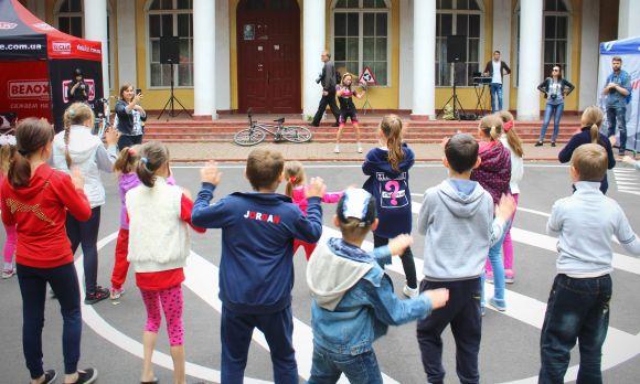 Новини Вінниці - фото з У Центральному парку презентували муніципальну велошколу для дітей У Центральному парку презентували муніципальну велошколу для дітей, фото №11 на сайті 20minut.ua
