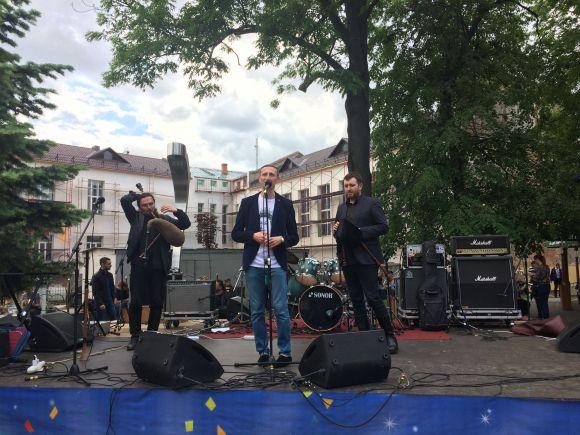 Столичні волинщики та ведучий заходу на площі Ліверпуль - Юрій Постовий