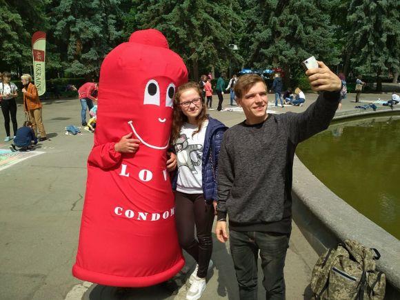 Новини Вінниці - фото з У Центральному парку перевіряють на ВІЛ. На залвокзалі виявили двох інфікованих У Центральному парку перевіряють на ВІЛ. На залвокзалі виявили двох інфікованих, фото №4 на сайті 20minut.ua