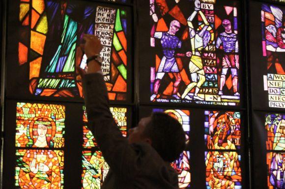 Новини Вінниці - фото з Храм світла: у вінницьких катакомбах відкрили виставку вітражів Храм світла: у вінницьких катакомбах відкрили виставку вітражів, фото №3 на сайті 20minut.ua