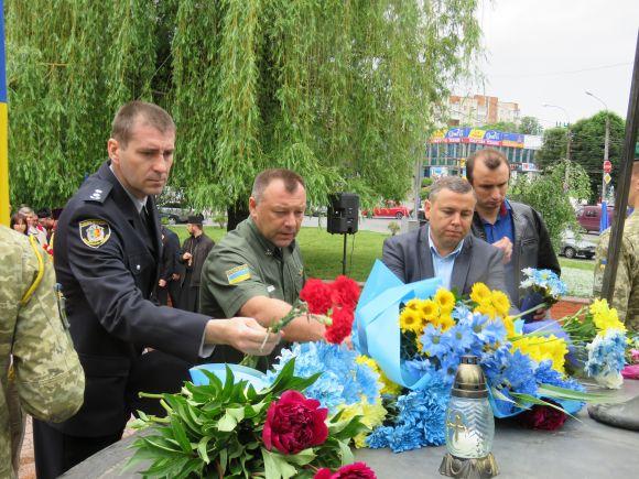 Новини Хмельницького - фото з Хмельничани поклали квіти до пам’ятника жертвам репресій комуністичного режиму Хмельничани поклали квіти до пам’ятника жертвам репресій комуністичного режиму, фото №1 на сайті vsim.ua
