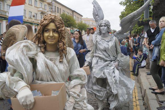 Новини Вінниці - фото з Янголи з грошима та інші фотолокації. Як виглядала Соборна в День Європи Янголи з грошима та інші фотолокації. Як виглядала Соборна в День Європи, фото №4 на сайті 20minut.ua
