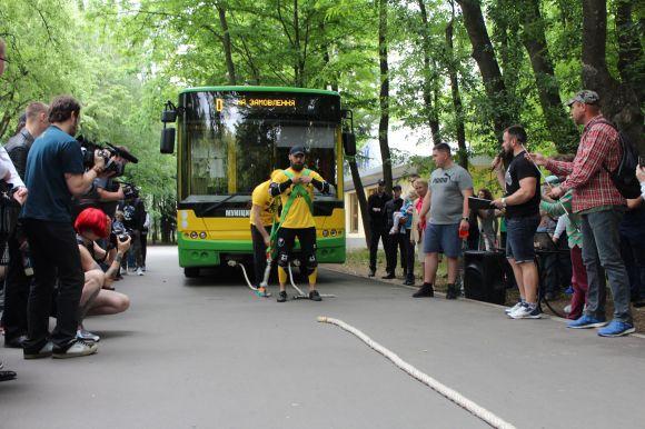 Новини Вінниці - фото з Потягнув 12-тонний автобус зі школярами. Новий рекорд стронгмена Сергія Грачова Потягнув 12-тонний автобус зі школярами. Новий рекорд стронгмена Сергія Грачова, фото №3 на сайті 20minut.ua