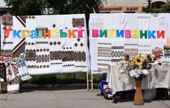 Фото дня: У Чорткові Шевченку одягнули вишитий шарф, фото №2 на сайті 20minut.ua