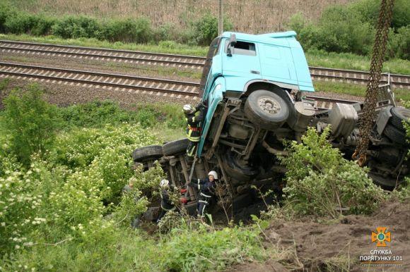ДТП біля Глибочка:  у кювет перекинулась вантажівка DAF, фото №4 на сайті 20minut.ua
