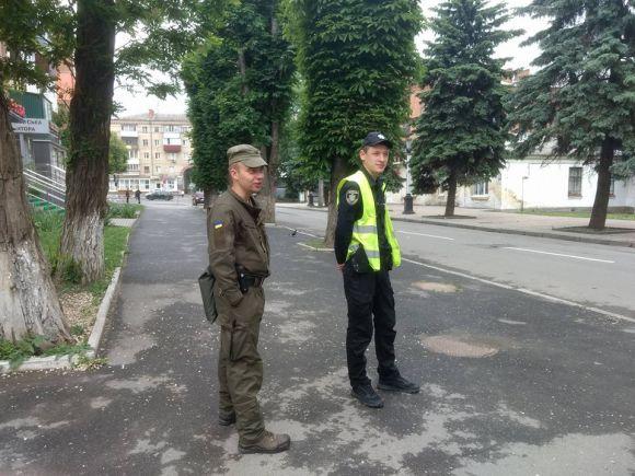 Новини Хмельницького - фото з Посилений патруль та прибирання: Хмельницький готується до візиту Порошенка Посилений патруль та прибирання: Хмельницький готується до візиту Порошенка, фото №2 на сайті vsim.ua